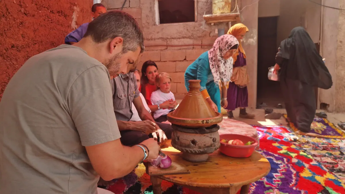 Repas berbère partagé avec une famille amazighe lors d'un trek dans la vallée Azzaden du Haut Atlas